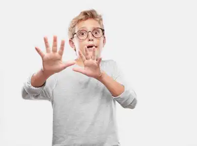 年轻的金发帅哥看上去吓坏了,惊恐地尖叫,面对厄运,感觉非常害怕.