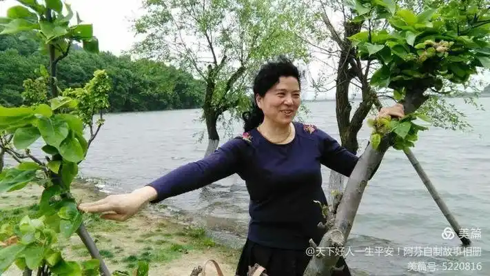 水库边周山景山水实在美!爽!棒!二个在找回童心,哈哈!好爽!