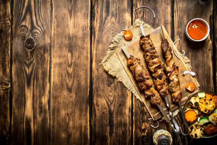 烤蔬菜配羊肉香烤羊肉串木制背景烤蔬菜配羊肉香烤羊肉串