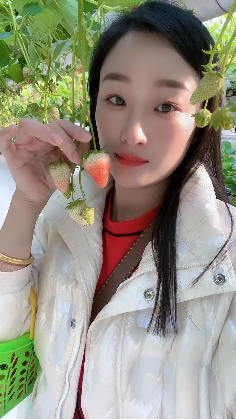 去喜欢那个很拽却为你低头的人 去珍惜那个没有空却为你有空的人 - 抖