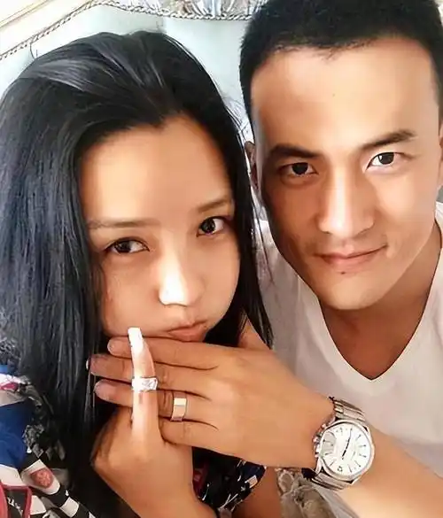 释小龙何洁分手11年后,一个身家过亿,一个捉襟见肘