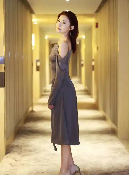 原创热依扎这种清凉穿搭要火了吊带紧身牛仔裤凸显好身材