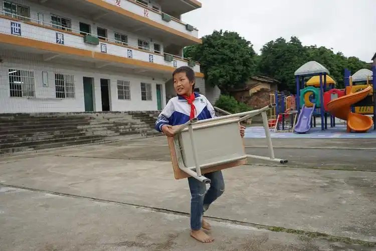 还没开始正式上课,远远地就能听到教室里沸沸扬扬的嬉闹声,还有几个赤