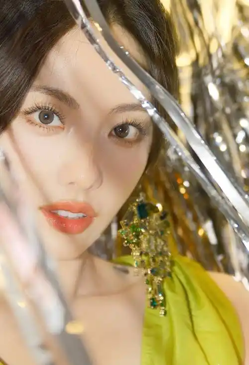 张嘉倪绿色v领连衣裙时尚写真_美得_眼睛_一身