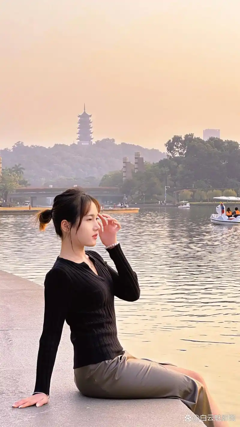 风,轻轻吹过,带走了白日的喧嚣,却留下了她与水的私语.