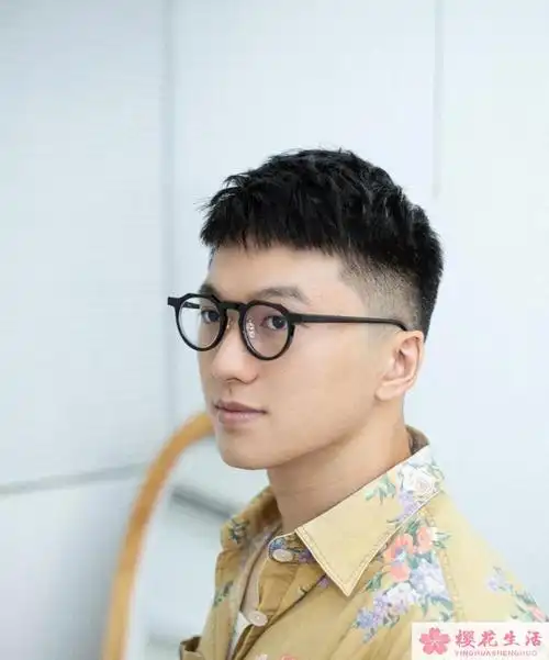 男孩刘海发型图片(适合30岁左右男生的发型)