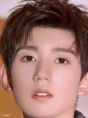 王源精修怼脸拍九宫格分享,这逆天颜值难道不是仙子下凡