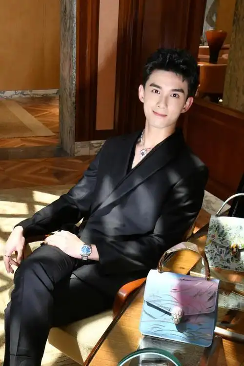 吴磊参加宝格丽品牌活动深v西装的造型一秒化身少年有成霸总