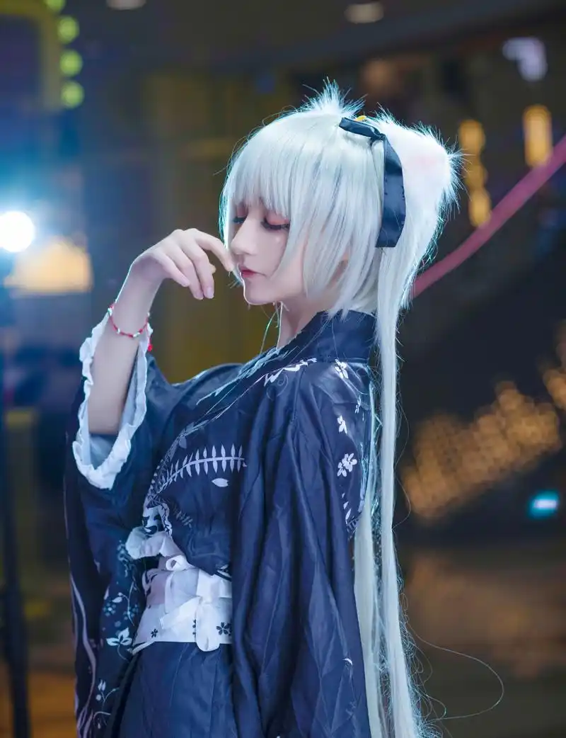 黑色浴衣配上过膝"白丝"的白毛少女