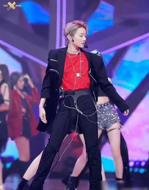 作为thenine女团的c位成员,她特别关注这一组处女秀,但她的造型确实是