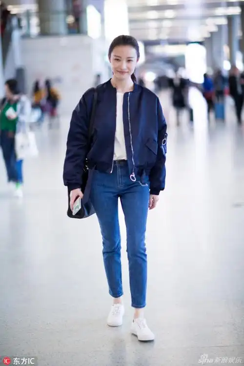 倪妮白t搭牛仔简约有品 肤白貌美气质佳