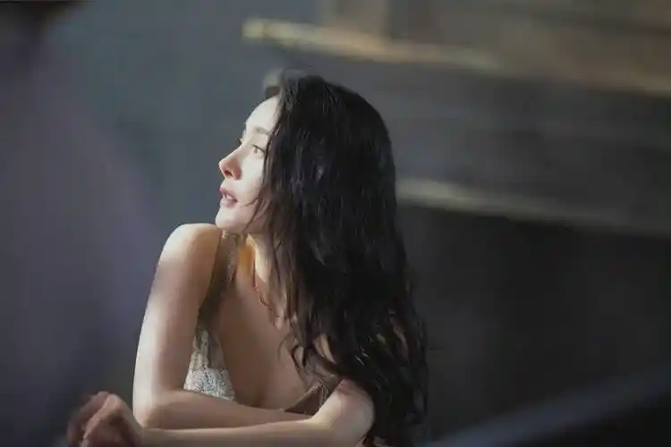 杨幂最新花絮照在阳光下的侧脸线条精致满分