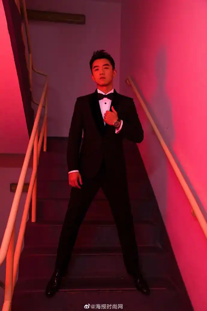 海报星装#今天,@郑恺一身黑色枪驳领西服套装,受品牌邀请亮相#上海