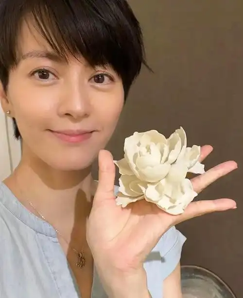 48岁梁咏琪近况曝光,一家三口同框,老公满眼爱意:一代"短发女神",越来