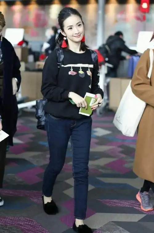 林依晨美在骨子里,穿卫衣配牛仔裤一点不显老,气质非常好!