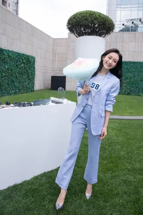 王鸥着蓝色西服不失女人味 惊喜亮相成都 "落日派对"