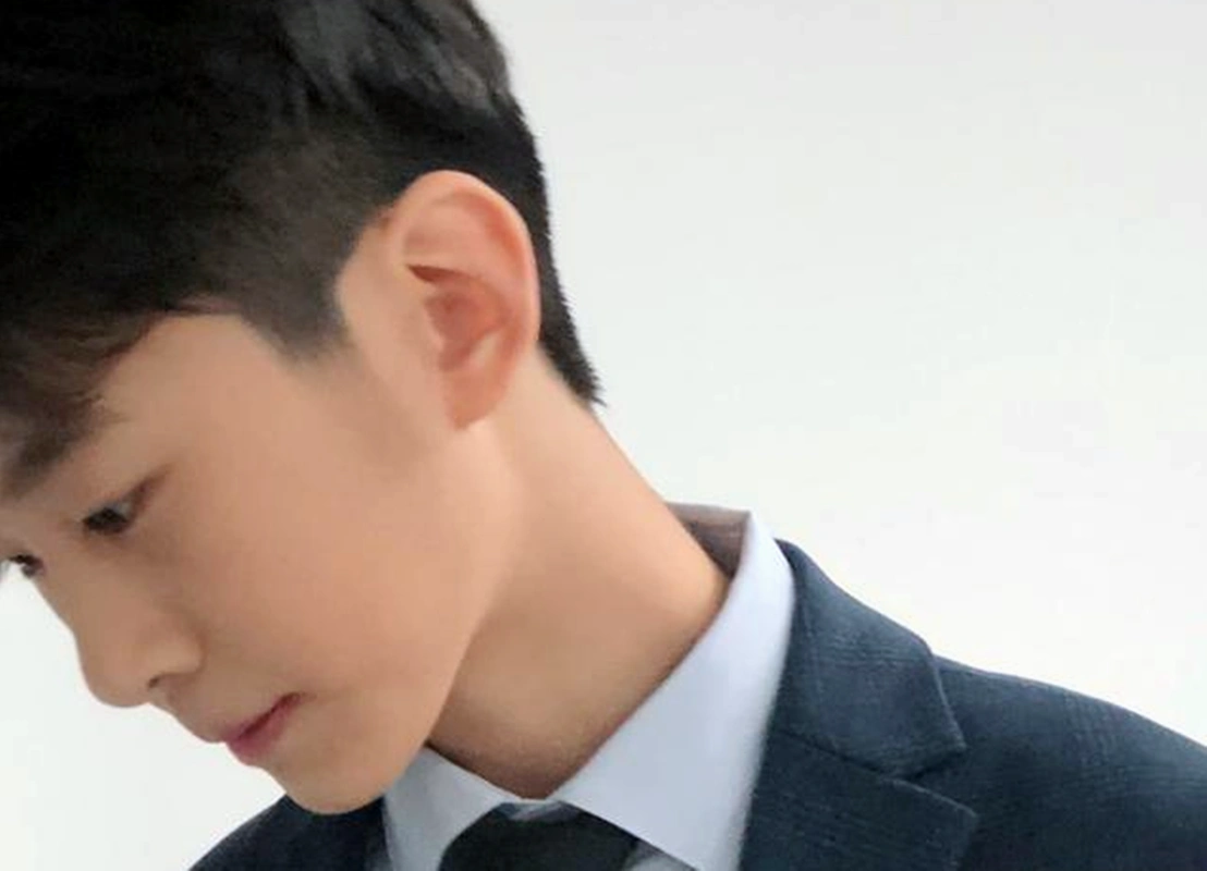 原创有种"遗传"叫张亮儿子,13岁穿西装总裁范儿,继承父亲超模基因