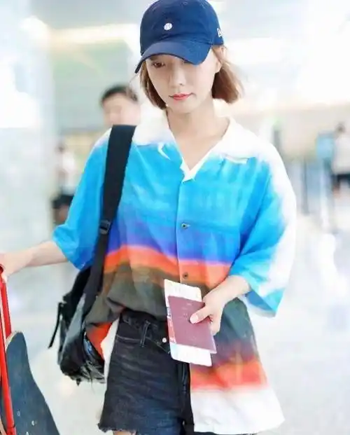 "驴尾巴"的牛仔短裤搭配七彩衬衣,王珞丹彻底敞开心扉!