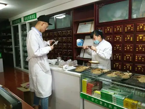 药房正在按方抓药