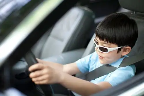小男孩开车