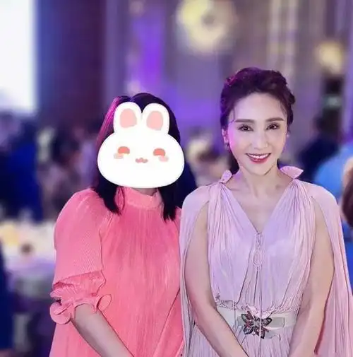 徐子淇黎姿李嘉欣出席儿慈会晚宴,对不起,你的位置由你男人决定