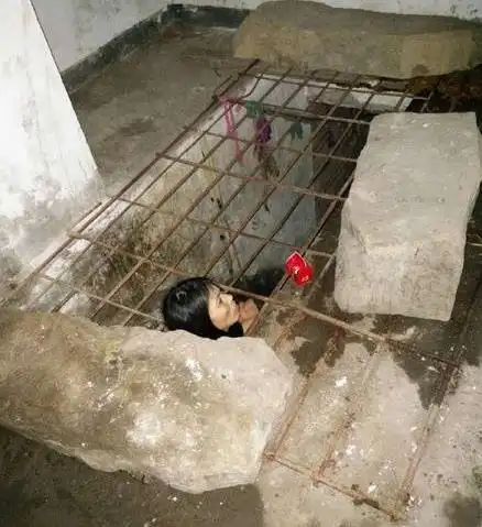 女子患精神病被关进铁笼 家人称为防其伤人