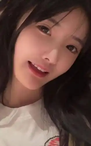 油头女孩最新作品套璐璐简单妆容可爱眼神网友们的评论亮了