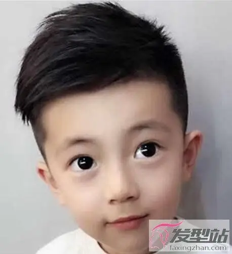 小男孩剃鬓角发型顶部保留繁多的发量,显得极其蓬松,鬓角处的头发剃得