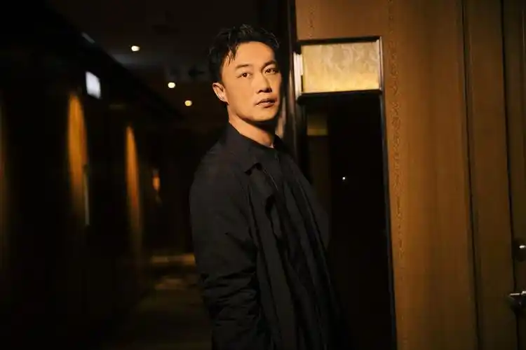 eason第二主打是但求其爱mv说书人身份唱出感情百味