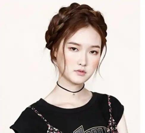 编这一款俄罗斯盘发的时候,头发要足够长,这样编出来的大辫子才能完全