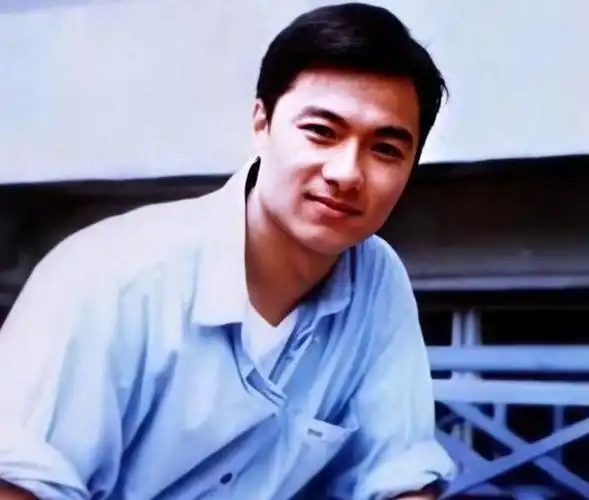 曾是香港第一美男子,连林青霞都为他着迷,58岁破产却被妻儿抛弃