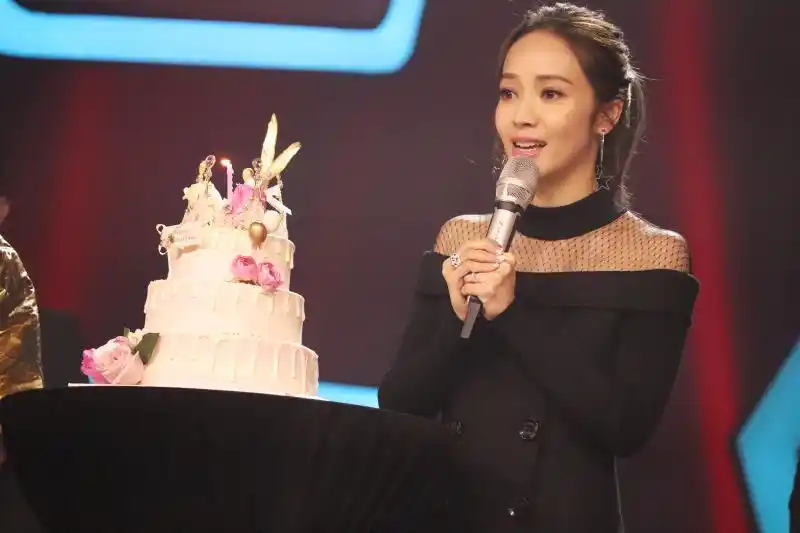 侯佩岑,大张伟,大左几位猜评团成员聚首,免不了聊起本季登台的蒙面唱