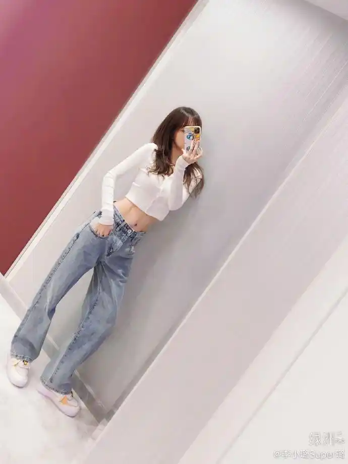 组图:李小璐绿洲晒九宫格美照 穿露脐装秀腹肌马甲线性感吸睛