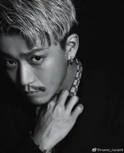 小栗旬拍摄黑白大片 胡须尽显成熟男人魅力