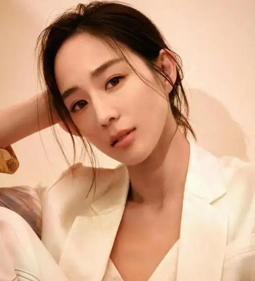 张钧甯婚讯引爆娱乐圈神秘导演成焦点网友吐槽其面相议论纷纷