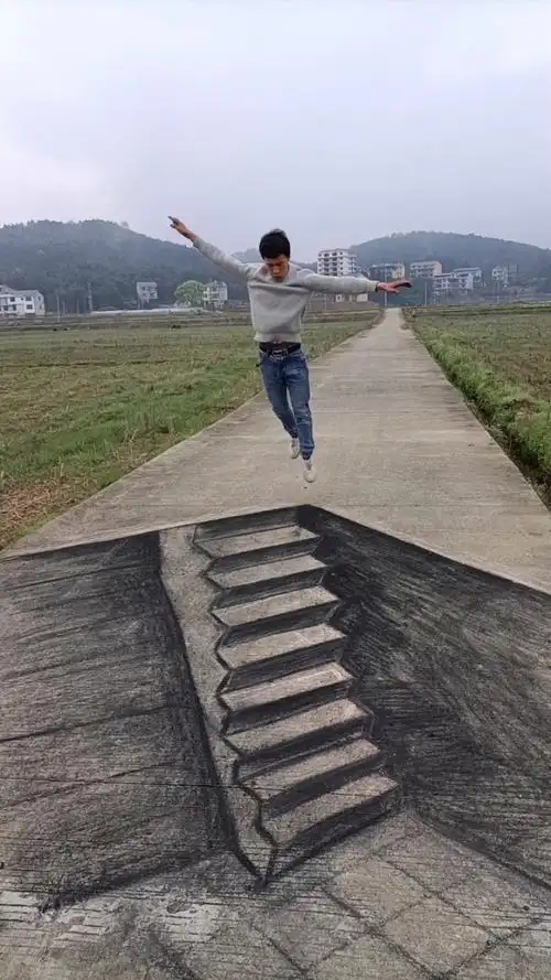 在马路上画一个楼梯路人会有啥反应呢?