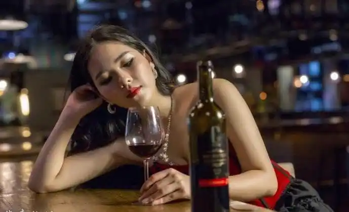 酒后吐真言,从喝酒方式看出来你是哪种女人?