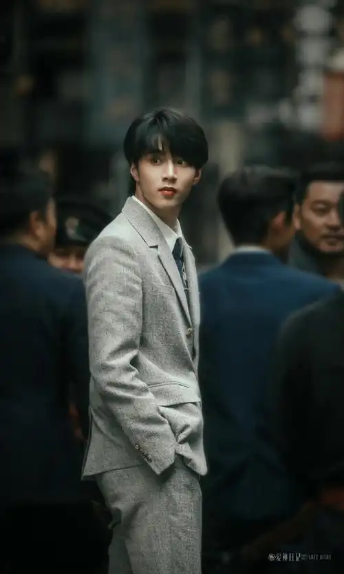 刘耀文萌探探探案白衬衫路透