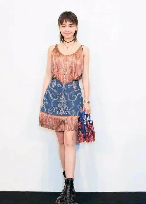 王子文简直是小个子的穿搭教科书,穿对衣服比模特还惊艳!