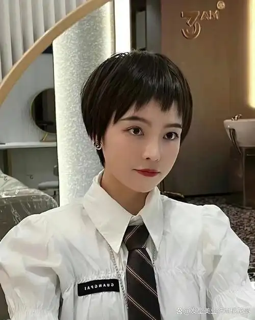 搭配精致超短碎发非常别致,染一个个性十足的发色很有