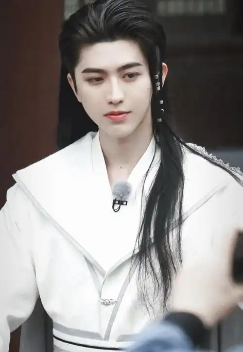 不是演员的蔡徐坤其实很难穿古装,最近他在真人秀节目中就满足了自己