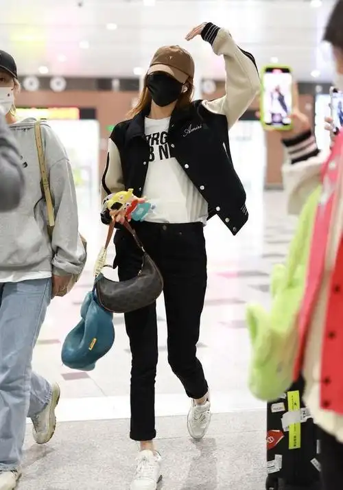 孙怡最新机场路透照曝光身穿棒球外套搭配紧身裤活力十足