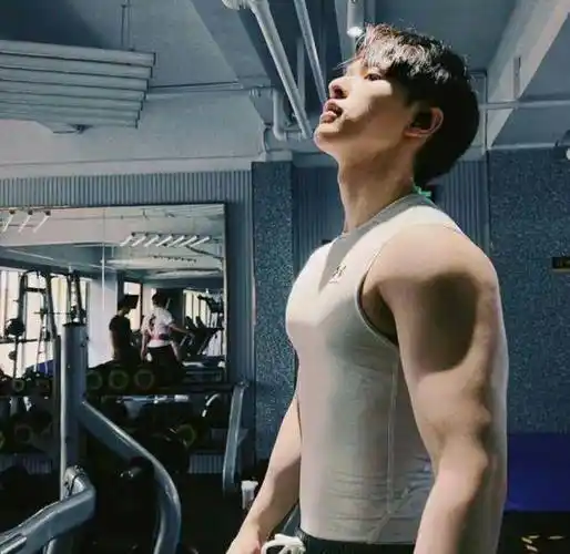 张逸杰高度举铁惹争议,被指缺少了少年感,本人火速发文回应_身材_网友