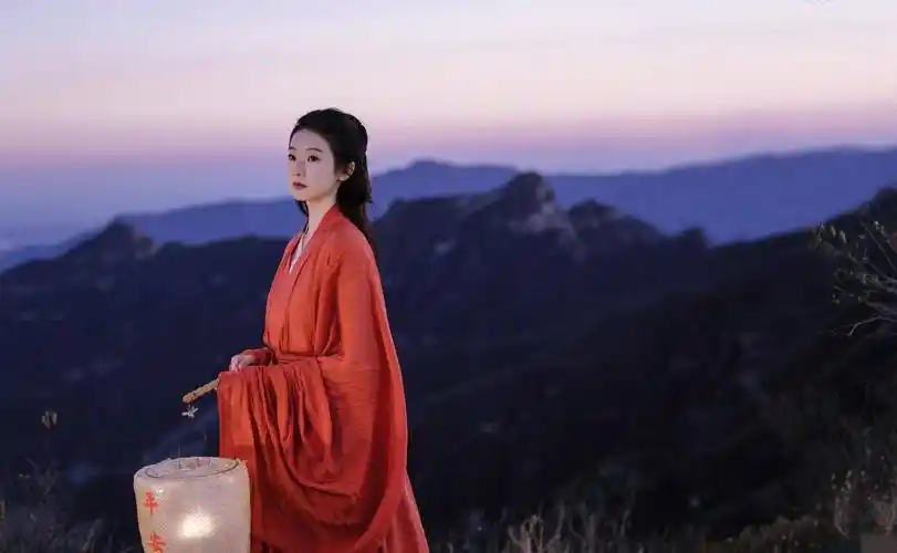 张艺凡红衣古风造型写真,清冷飘逸,灵动仙气_妹妹_感觉_行走