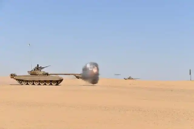 参加演习的阿尔及利亚人民军t-72主战坦克125毫米主炮开火瞬间