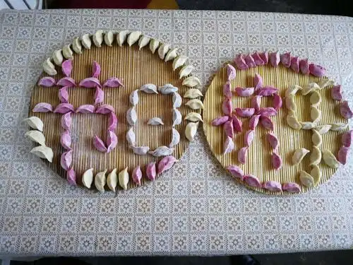 心灵手巧的妹夫摆放的彩色饺子