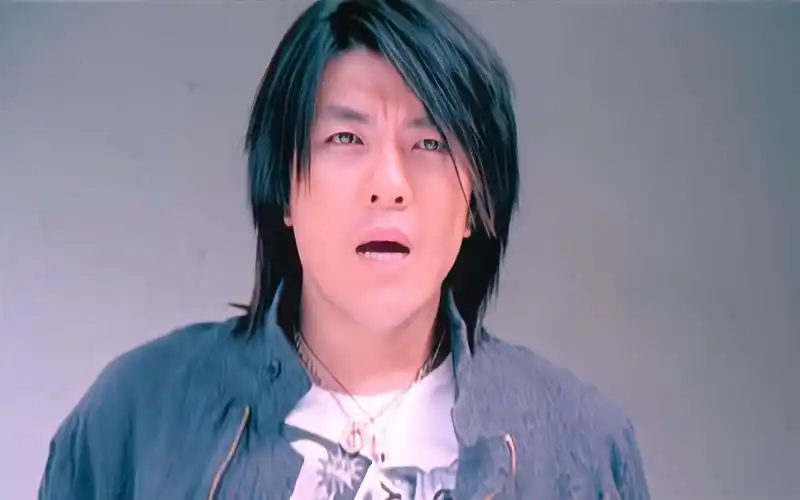 阿杜的烟嗓有多撩人?出道即巅峰,一开口成就彩铃神曲!