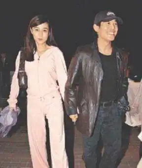 原创59岁利智喇嘛寺求神拜佛风韵不复从前一心服侍丈夫