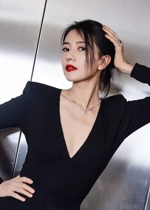 43岁高圆圆高调参加活动!涂大红唇穿深v妩媚到骨子里,身材真辣