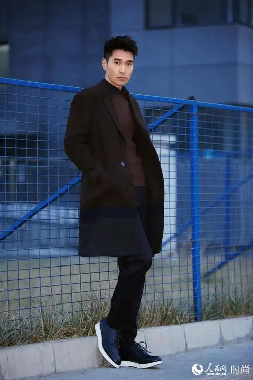 赵又廷巴黎时装周启程 帅气风衣开启时尚巴黎之旅
